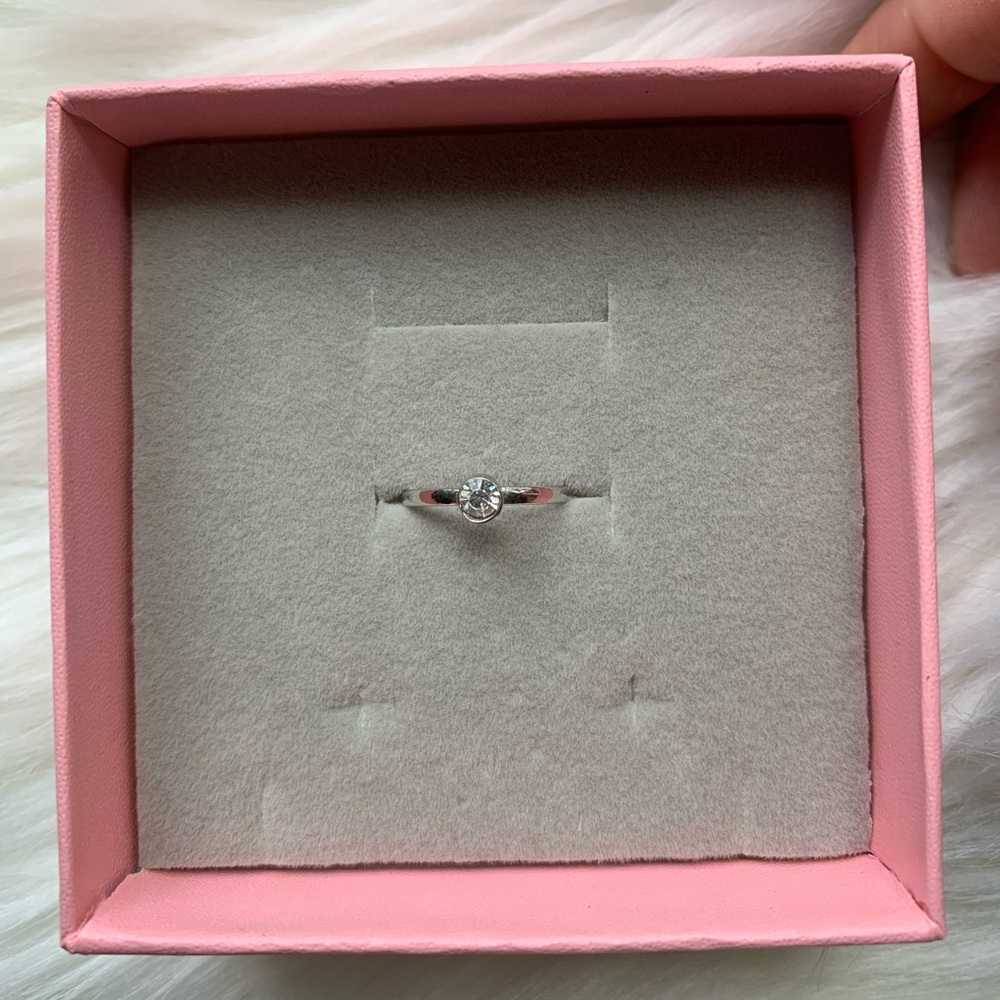 Small silver diamond ring 💎